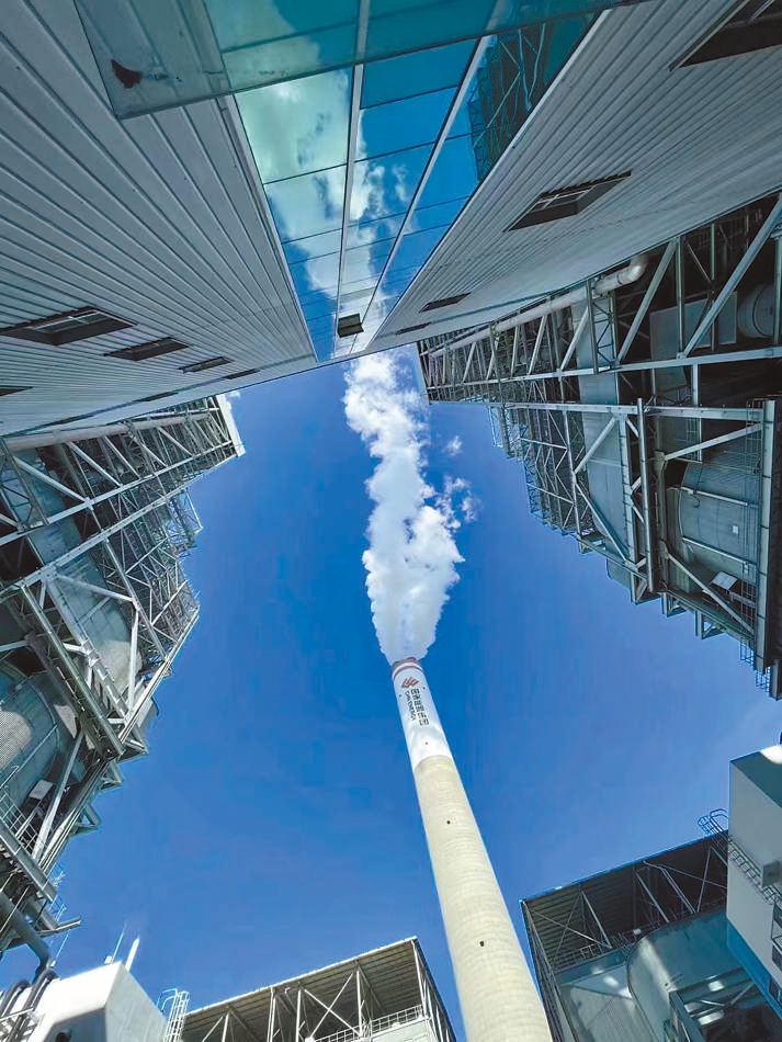  綠色低碳 近日，來自10余個國家的國際青年跟隨“世界青年能源行”活動走進(jìn)國家能源集團(tuán)江蘇泰州電廠。作為亞洲最大火電二氧化碳捕集、利用與封存項(xiàng)目，該項(xiàng)目每年可捕集消納二氧化碳50萬噸。 美國籍演員、主持人 史蒂文·韋德斯攝 “走在電廠里，體驗(yàn)各種高科技，真切感受到中國在清潔能源方面發(fā)展迅速，許多技術(shù)走在了世界前列?！? /></p> <p style=