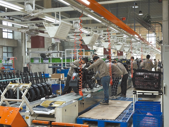  產(chǎn)業(yè)領(lǐng)跑 在長三角一體化發(fā)展格局下，新能源制造業(yè)通過產(chǎn)業(yè)集群協(xié)同發(fā)展，形成現(xiàn)代化產(chǎn)業(yè)體系。圖為位于江蘇常州市的比亞迪工廠內(nèi)，工作人員正在組裝銷往非洲國家的電動摩托車。 拉丁美洲通訊社古巴籍?dāng)z影記者 朗尼·洛佩茲（中文名羅帥）攝