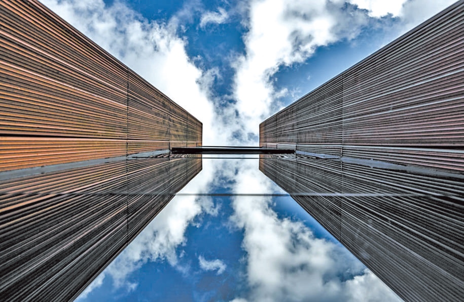  開放共享 今年9月，改造升級后的上海凝聚力工程博物館開門迎客。博物館大廳公共區(qū)域在功能提升、資源整合后，釋放更多公共服務(wù)空間，帶給市民更多新體驗(yàn)。 上海某餐廳法國籍廚師 邁克爾·溫德林?jǐn)z