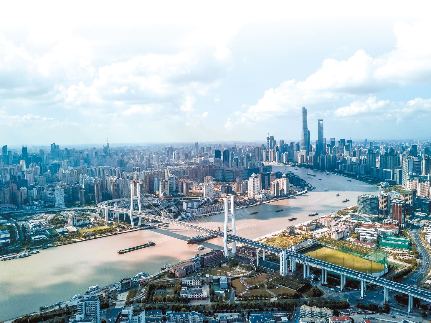  潮起東方 上海黃浦江兩岸高樓林立，風(fēng)光無限。近年來，上海以開放創(chuàng)新之姿，謀劃推動高質(zhì)量發(fā)展，奮力開創(chuàng)長三角一體化新局面。 德國籍導(dǎo)演、建筑師、攝影師 馬克·西格蒙德攝 “起初，我被東方古國的悠久歷史文化吸引來到中國。在上海生活的10多年間，我見證了這座城市的發(fā)展歷程，也感受到它兼具傳統(tǒng)與現(xiàn)代的獨(dú)特魅力?！? /></p> <p style=