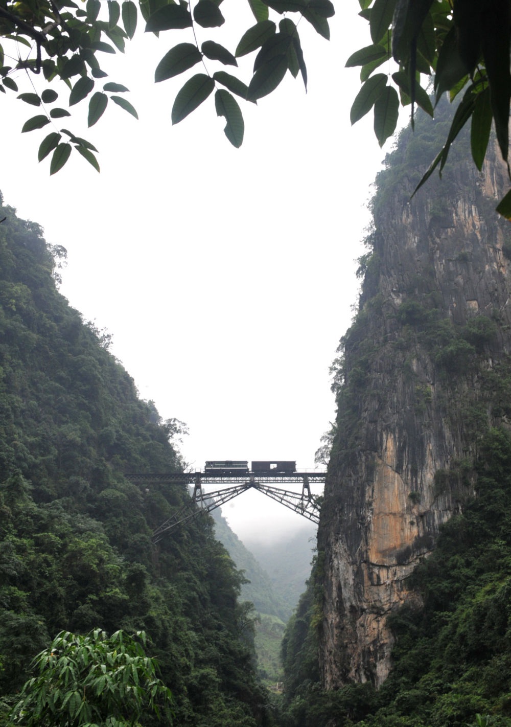 2009年6月1日，一列小火車從人字橋上通過。