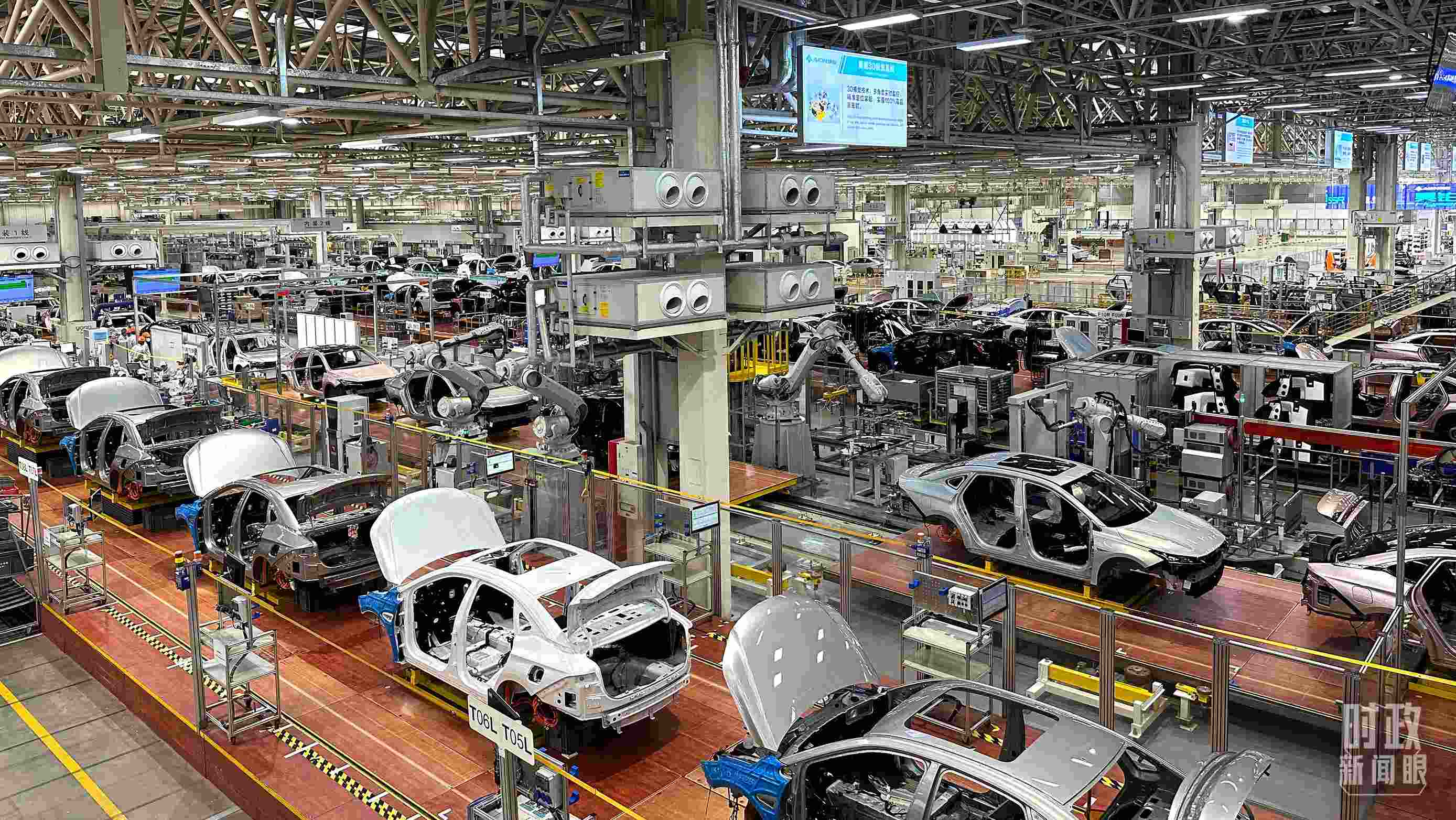 △廣汽埃安總裝車間智能生產(chǎn)線展示。（總臺央視記者趙化拍攝）
