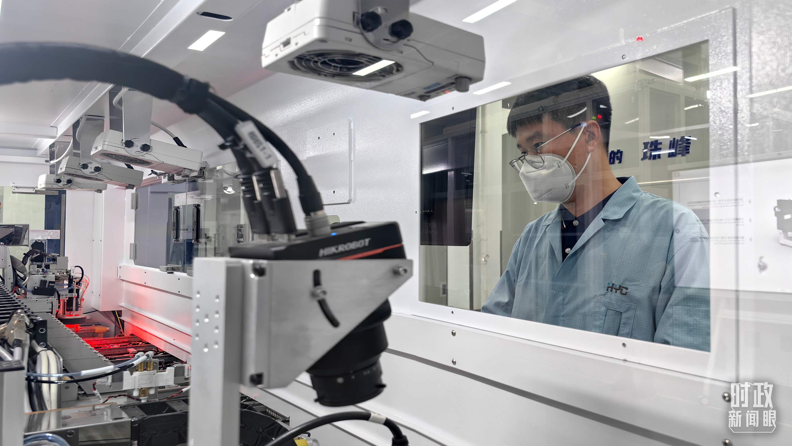 △蘇州華興源創(chuàng)科技股份有限公司員工正在研發(fā)車間內(nèi)進行芯片測試。（總臺央廣記者潘毅拍攝）