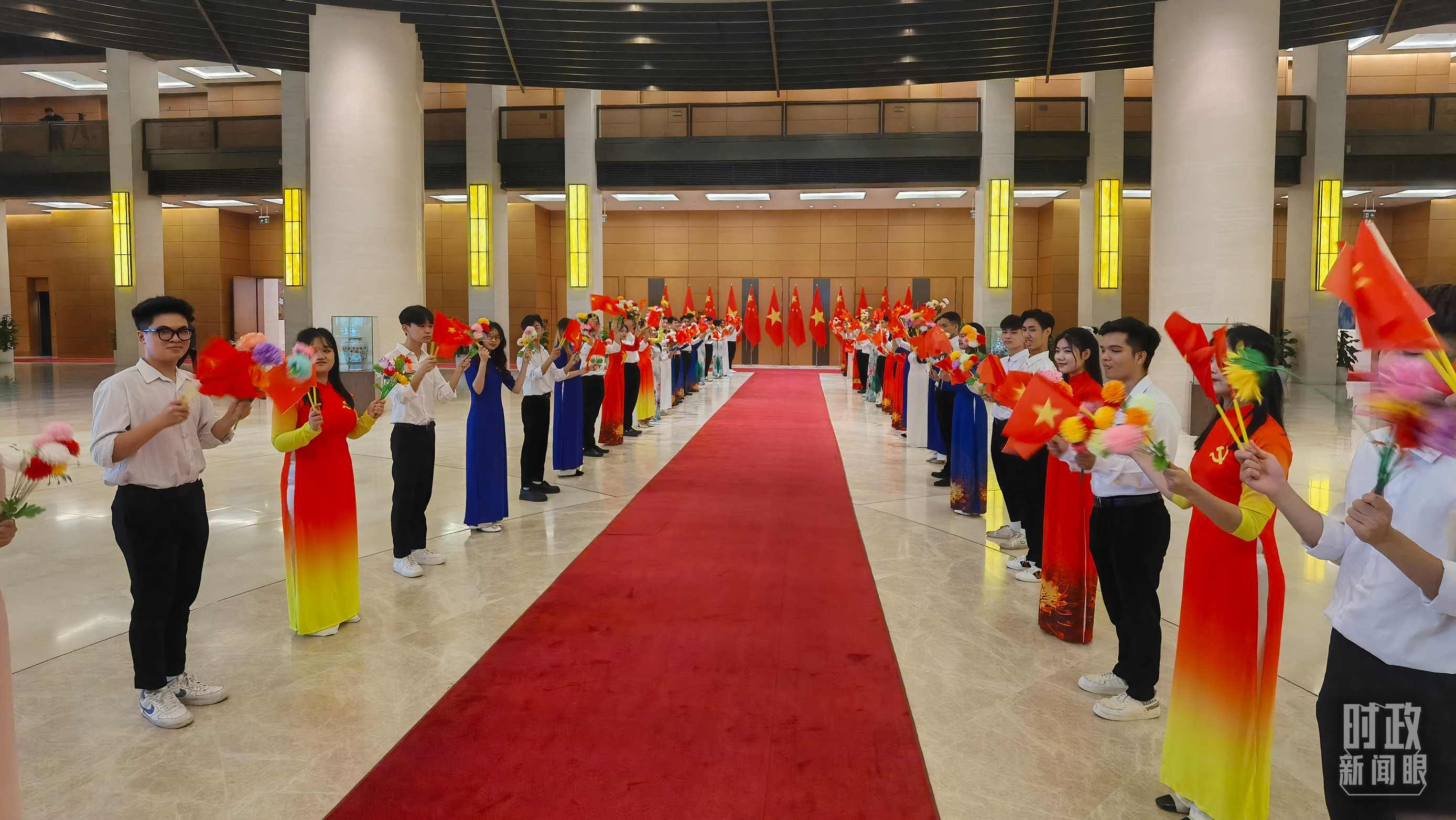 △夾道歡迎的當(dāng)?shù)厍嗄?。（總臺央視記者周志國拍攝）