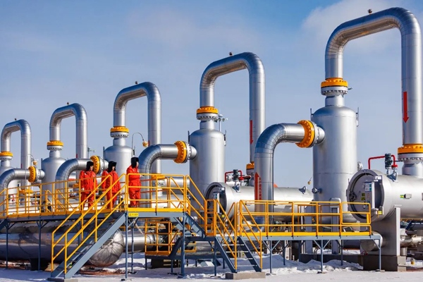 中俄東線天然氣管道黑河首站工作人員正在巡檢。受訪者供圖