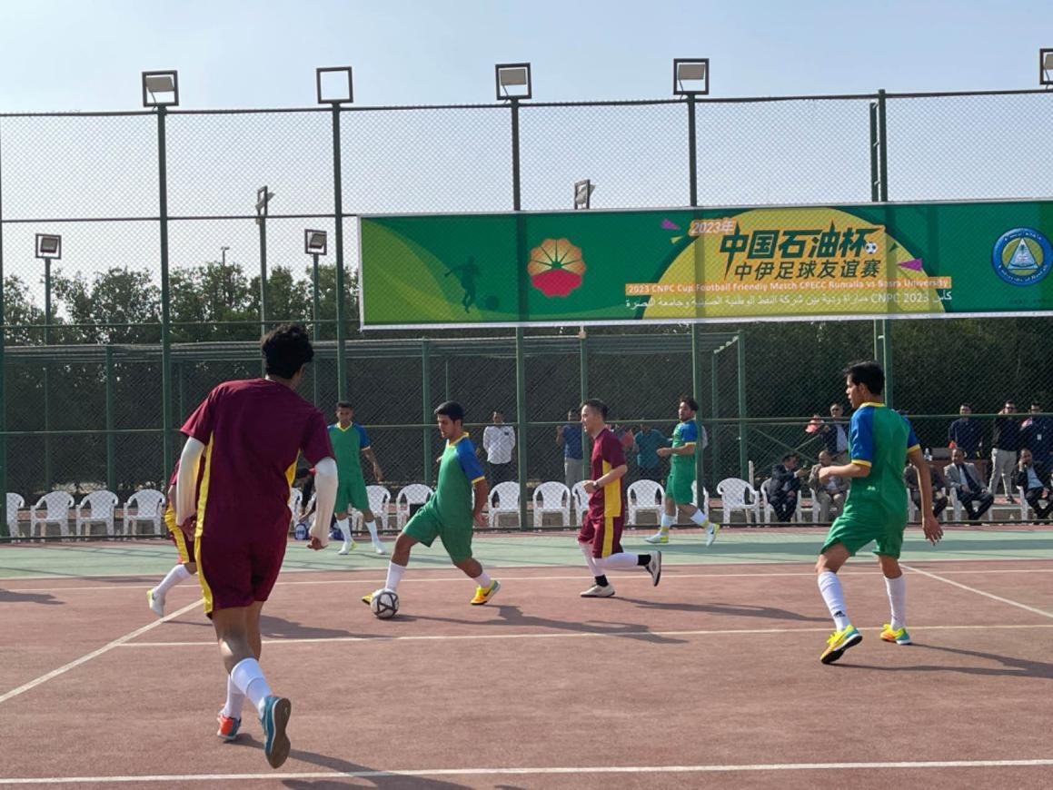 12月14日，中國(guó)石油（伊拉克）魯邁拉片區(qū)舉辦公共開放日和足球友誼賽。中國(guó)石油工程建設(shè)有限公司魯邁拉項(xiàng)目代表隊(duì)與巴士拉大學(xué)代表隊(duì)進(jìn)行了比賽，巴士拉大學(xué)代表隊(duì)獲勝。文學(xué)軍攝