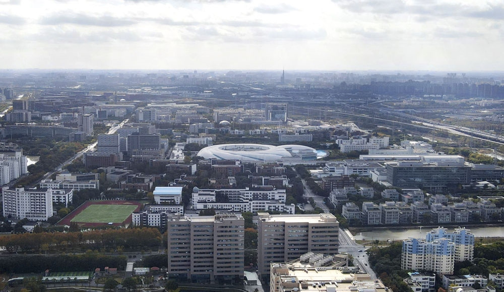 這是2023年11月25日在上海浦東新區(qū)張江科學城拍攝的形如鸚鵡螺的大科學裝置上海光源（中）（無人機照片）。新華社記者 方喆 攝