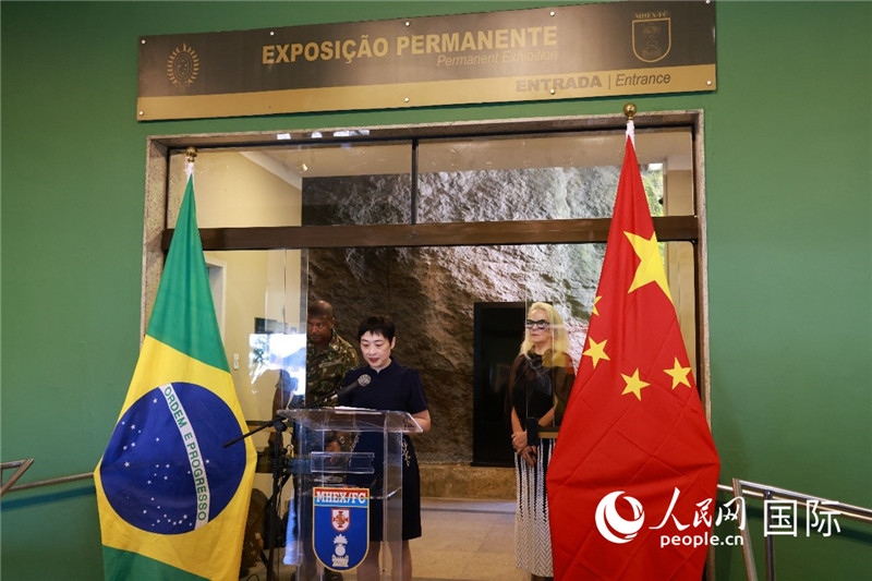 中國駐里約總領(lǐng)事田敏在攝影展開幕式上致辭。 人民網(wǎng)記者 陳海琪攝