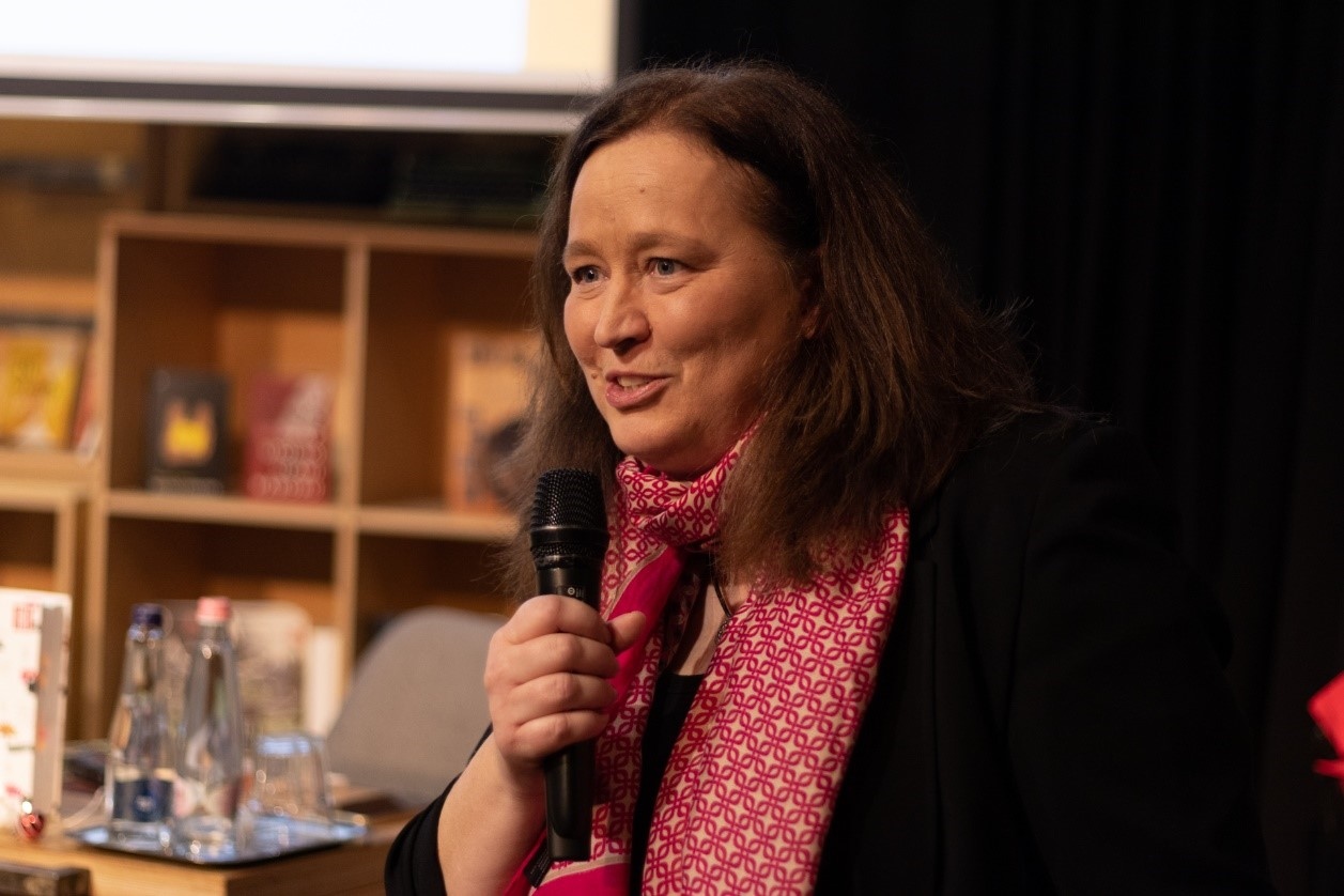 本書譯者宗博莉·克拉拉主持讀書分享會(huì)。摩爾多瓦尼·巴爾納巴斯攝