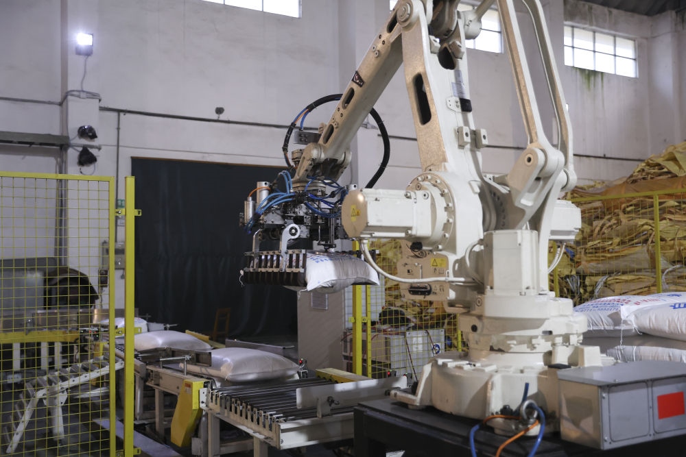 12月14日，在廣西來賓東糖鳳凰有限公司，機械臂在廠房碼放白砂糖成品。