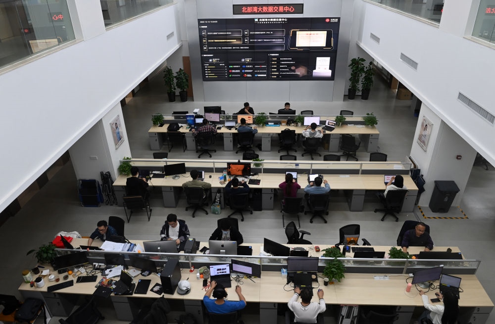 中國—東盟信息港員工在工作中。