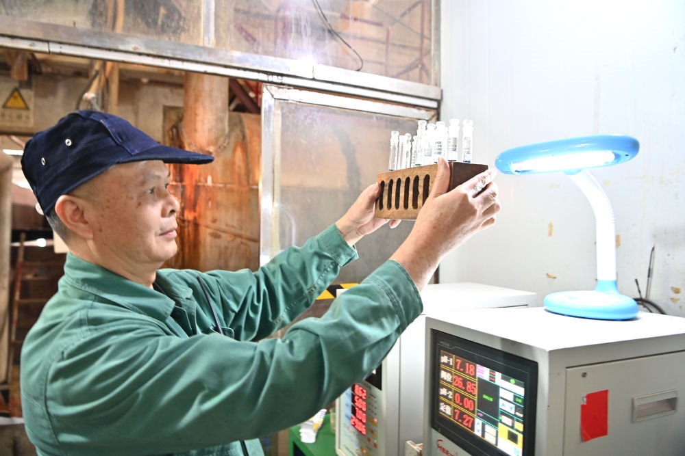 12月12日，廣西來賓小平陽湘桂制糖有限公司的工作人員在檢測糖漿樣品。