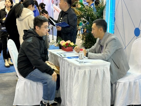 沈陽招聘會現(xiàn)場。人民網(wǎng)記者 尹柏寒?dāng)z