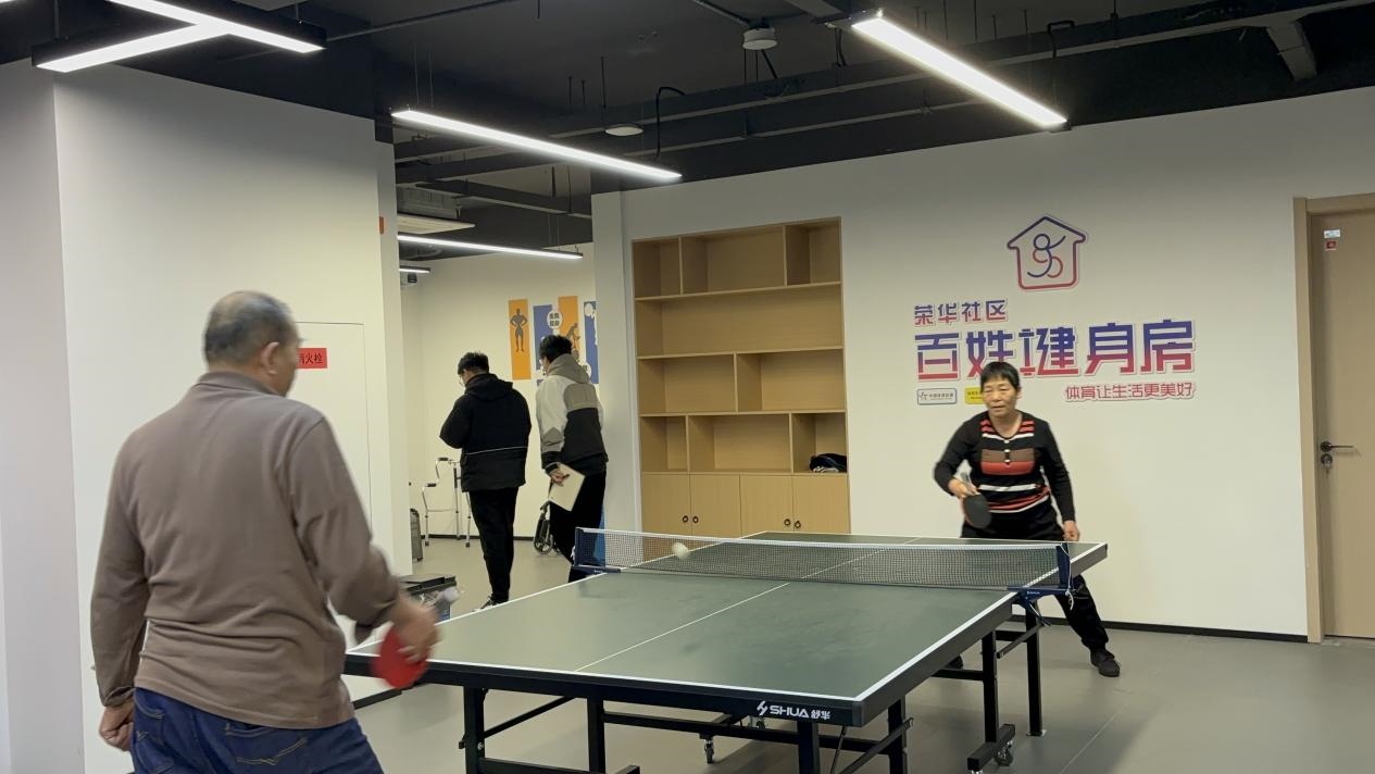浙江臺(tái)州椒江區(qū)葭沚街道榮華社區(qū)，老年人在百姓健身房打乒乓球。