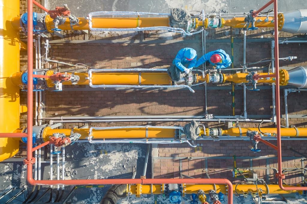 12月17日，黑龍江省哈爾濱市中慶燃氣有限責任公司成高子門站的工作人員在進行設備巡檢，保障燃氣供應（無人機照片）。 新華社記者 張濤 攝