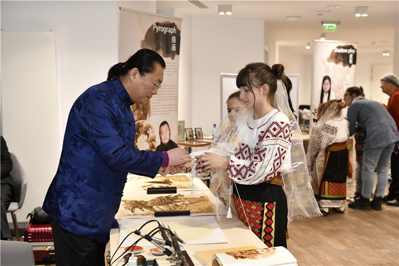 圖為羅馬尼亞小學(xué)生在現(xiàn)場(chǎng)體驗(yàn)烙畫。 布加勒斯特中國(guó)文化中心供圖