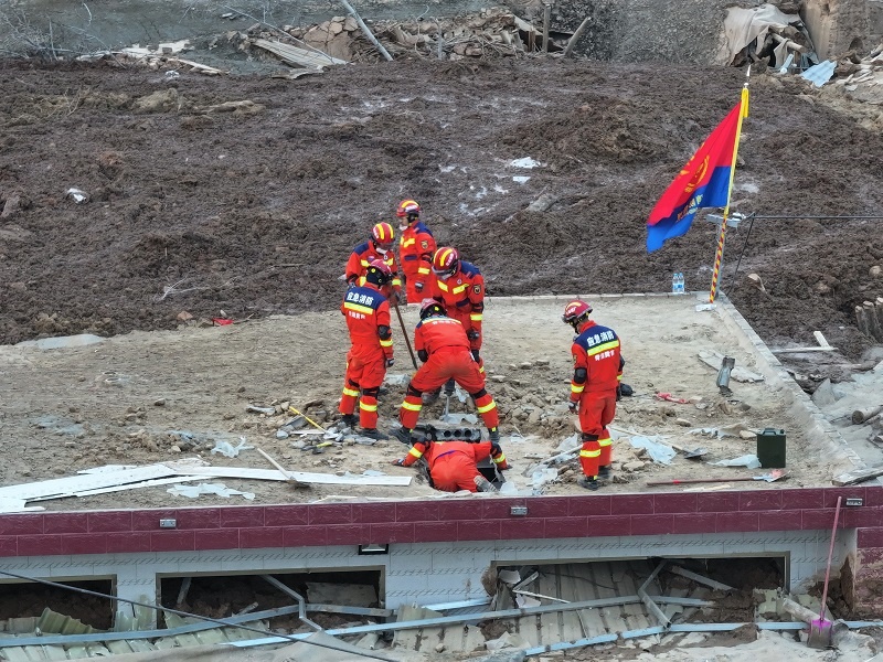 救援人員在現(xiàn)場。賀勇攝。