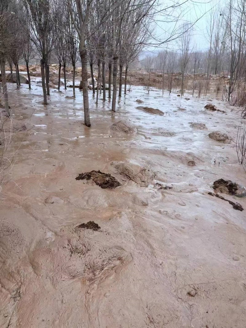 次生災(zāi)害襲擊過的村落。喬棟攝。