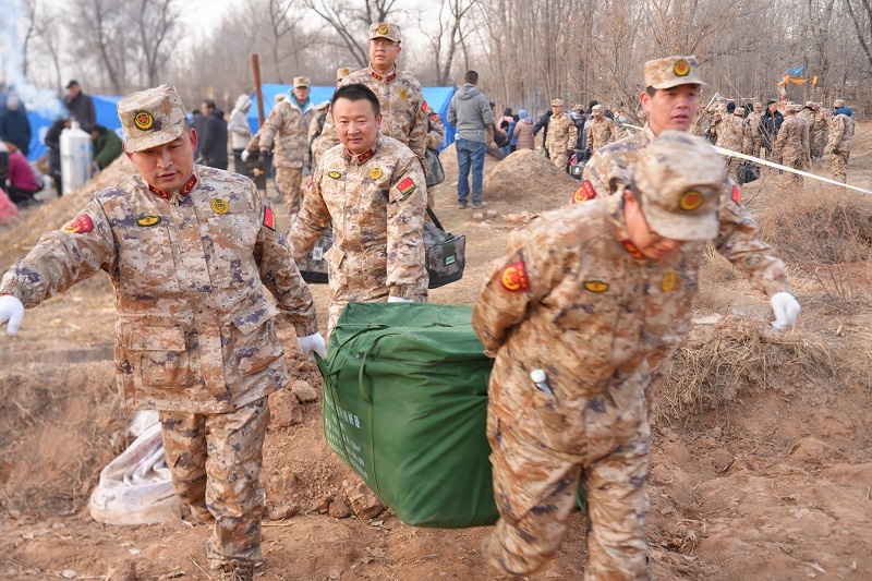 救援人員正在現(xiàn)場緊急搬運物資。賀勇攝。