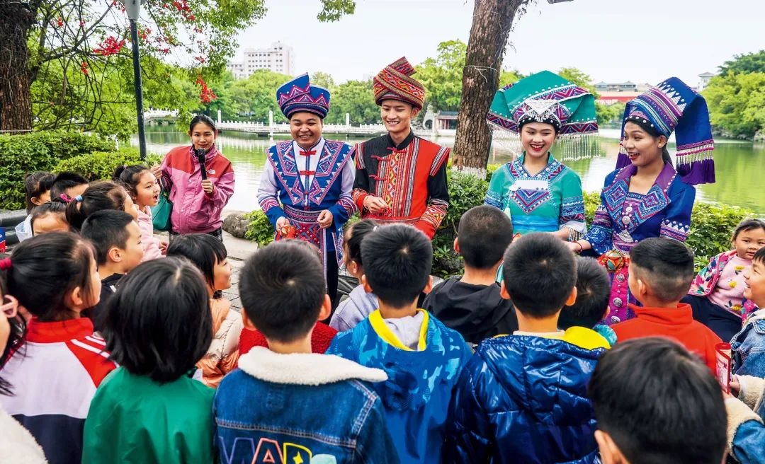 2023年4月25日，廣西桂林，“網(wǎng)絡(luò)法治宣傳一條街”在榕湖景區(qū)古南門(mén)“開(kāi)街”，身穿民族服裝的工作人員演唱山歌向青少年普及網(wǎng)絡(luò)法治知識(shí)。