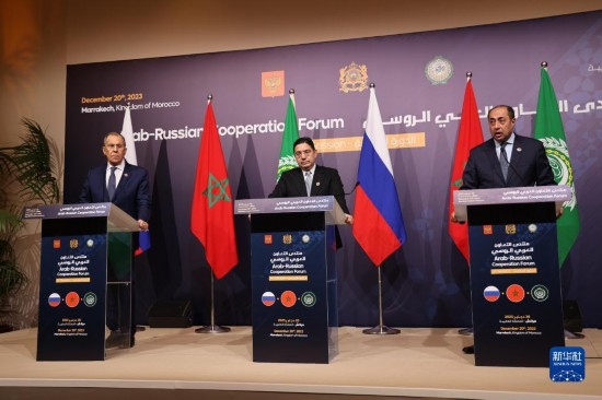 12月20日，在摩洛哥南部城市馬拉喀什舉行的第六屆阿拉伯-俄羅斯合作論壇主議程結束后，俄羅斯外交部長拉夫羅夫、摩洛哥外交大臣布里達、阿拉伯國家聯(lián)盟（阿盟）副秘書長胡薩姆·扎基（從左至右）出席記者會。新華社記者霍晶攝