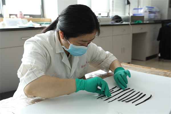 考古工作者正給竹簡排序。國家文物局供圖