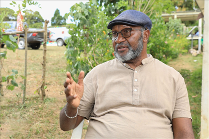 2023年12月18日，瓦努阿圖共和國總理夏洛特·薩爾維在瓦努阿圖公路項目二期馬勒庫拉段的移交儀式現(xiàn)場接受人民網(wǎng)采訪。人民網(wǎng) 賀吉攝