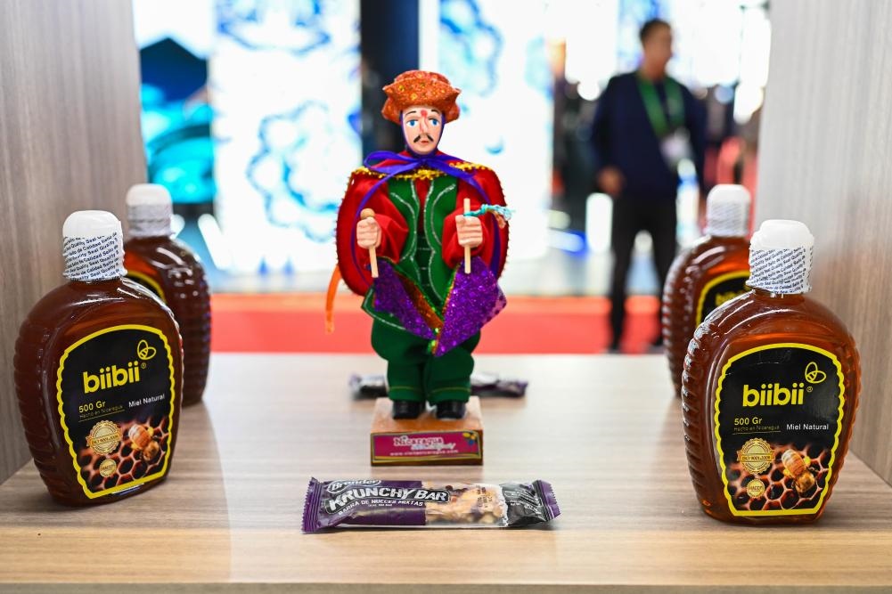 2023年11月8日在第六屆進(jìn)博會上拍攝的尼加拉瓜蜂蜜產(chǎn)品。