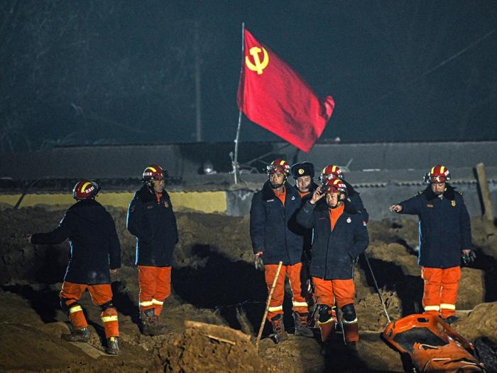 2023年12月21日，救援隊員在青海省海東市民和回族土族自治縣中川鄉(xiāng)金田村現(xiàn)場救援。新華社記者 張龍 攝