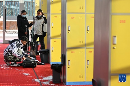 12月21日，游客在滑雪服務大廳整理滑雪裝備。