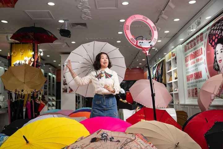 在義烏打拼了27年的商戶張吉英，正通過(guò)直播銷售雨傘。義烏市委宣傳部供圖