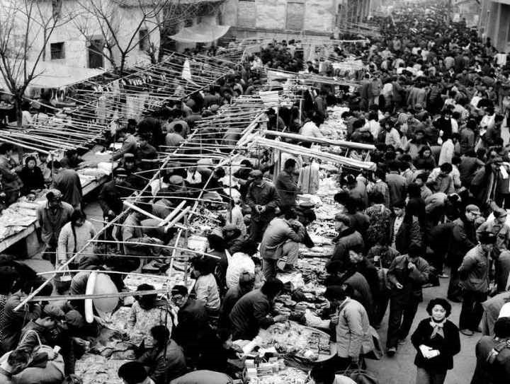 1982年，義烏湖清門馬路市場(chǎng)場(chǎng)景。拍友 金福根 攝