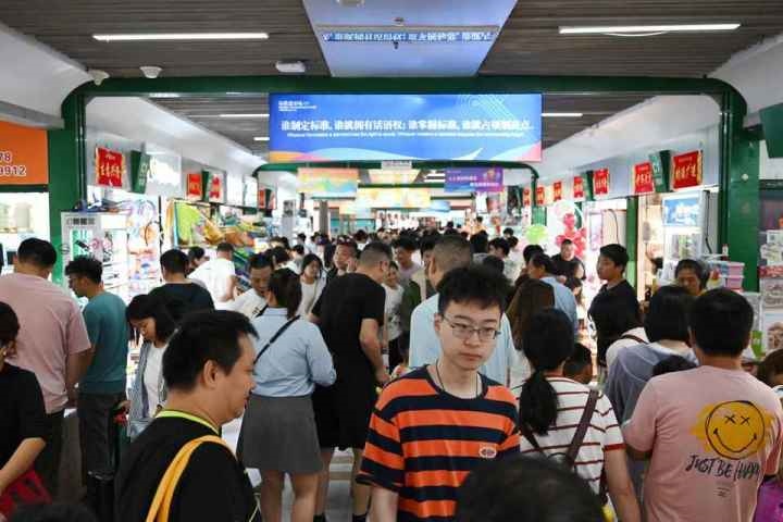 國(guó)慶長(zhǎng)假期間，“世界超市”摩肩接踵。共享聯(lián)盟·義烏 吳峰宇 攝