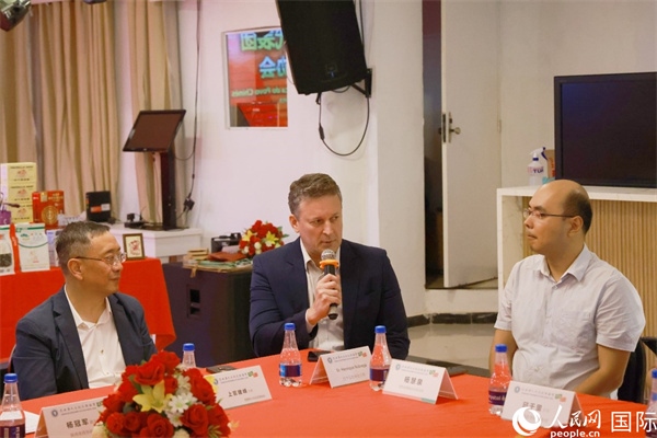 巴西中國友好協(xié)會(huì)主席恩里克·諾布雷加（中）在座談會(huì)中發(fā)言。人民網(wǎng)記者 陳海琪攝