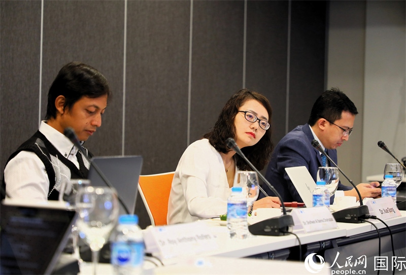 學(xué)者們專注聆聽會議內(nèi)容。人民網(wǎng)記者 白元琪攝