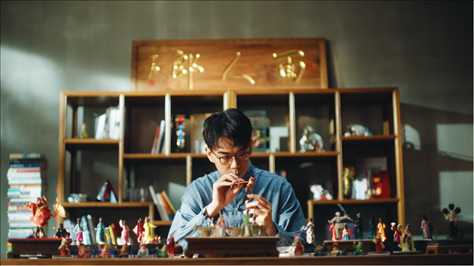 郎佳子彧通過短視頻直播，讓更多人關(guān)注并喜歡捏面人。受訪者供圖