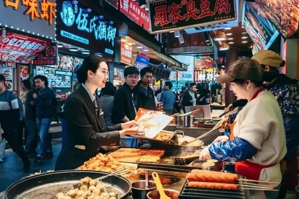 當(dāng)?shù)劂y行工作人員向個(gè)體經(jīng)營(yíng)者介紹金融服務(wù)。受訪者供圖