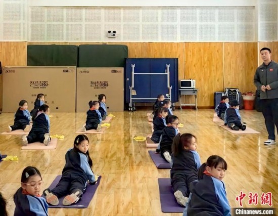 逸陽(yáng)文思學(xué)校學(xué)生正在進(jìn)行運(yùn)動(dòng)恢復(fù)矯正訓(xùn)練。<a target='_blank' href='/' ><p align=