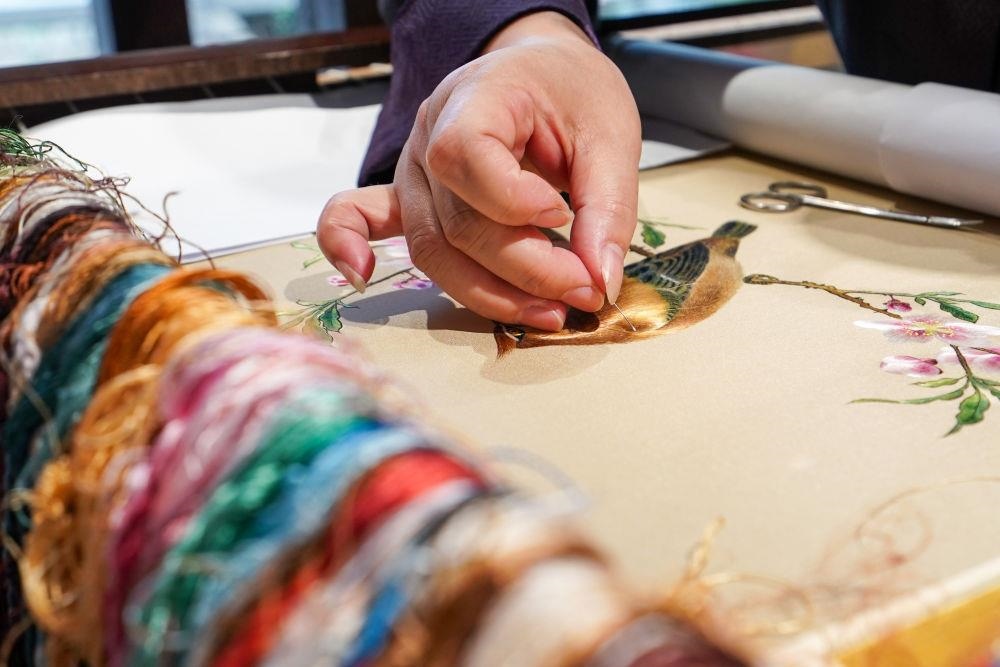 △2023年7月6日，盧建英在江蘇蘇州平江路的工作室內(nèi)刺繡。