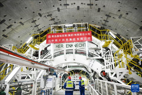 12月30日，中鐵十四局技術(shù)人員在盾構(gòu)掘進(jìn)開始前檢查“海天號”盾構(gòu)機(jī)。新華社記者 李紫恒 攝