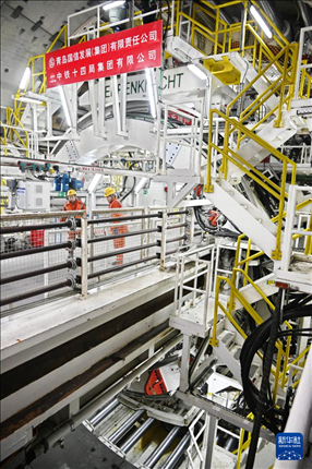 12月30日，建設(shè)者在青島膠州灣第二隧道工程南線主線隧道盾構(gòu)掘進(jìn)現(xiàn)場作業(yè)。新華社記者 李紫恒 攝