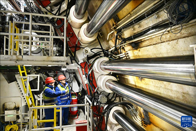 12月30日，中鐵十四局技術(shù)人員在盾構(gòu)掘進(jìn)開始前檢查“海天號”盾構(gòu)機(jī)。新華社記者 李紫恒 攝