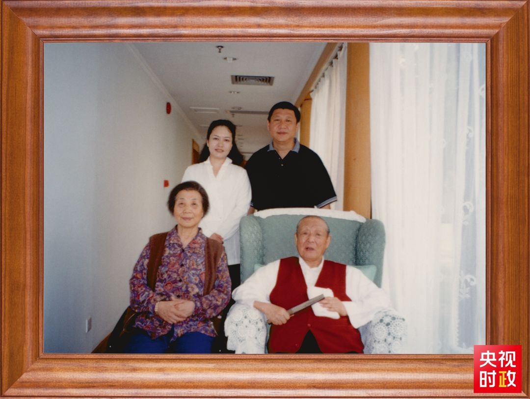 △這是習(xí)近平夫婦同父親習(xí)仲勛、母親齊心的合影。這張照片第一次出現(xiàn)在他的書(shū)架上。