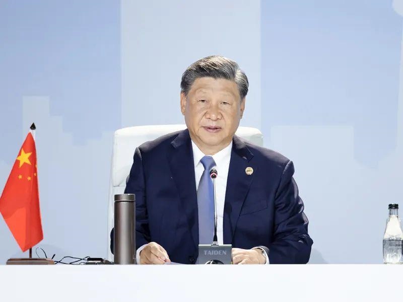當(dāng)?shù)貢r(shí)間8月24日，習(xí)近平主席在南非約翰內(nèi)斯堡出席金磚國(guó)家領(lǐng)導(dǎo)人第十五次會(huì)晤特別記者會(huì)。
