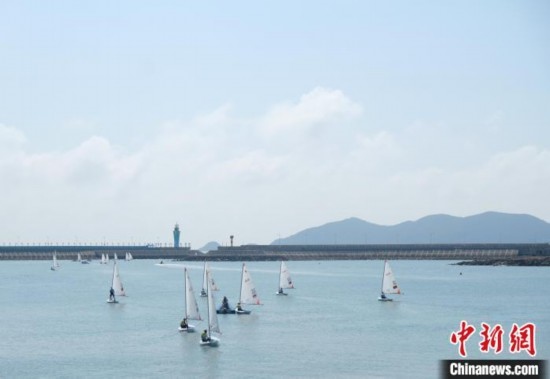 浙江象山，杭州亞運會帆船項目運動員揚帆起航。林波 攝