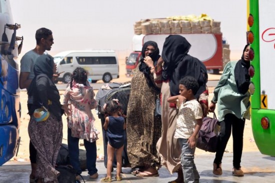  2023年4月27日，在埃及南部與蘇丹交界的阿爾根邊境口岸，人們離開蘇丹進(jìn)入埃及境內(nèi)。新華社發(fā)（拉德萬攝）