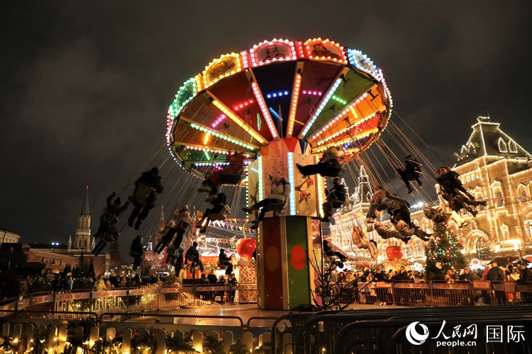 位于莫斯科紅場(chǎng)中央的“古姆”新年集市。人民網(wǎng)記者 隋鑫攝