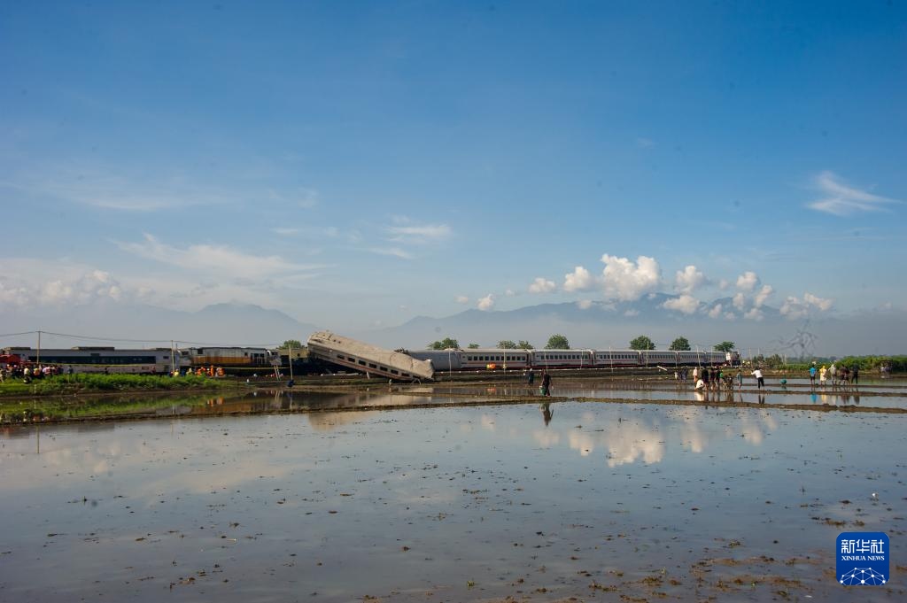 ?這是1月5日在印度尼西亞西爪哇省拍攝的列車相撞事故現(xiàn)場。新華社發(fā)（塞提安賈爾攝）