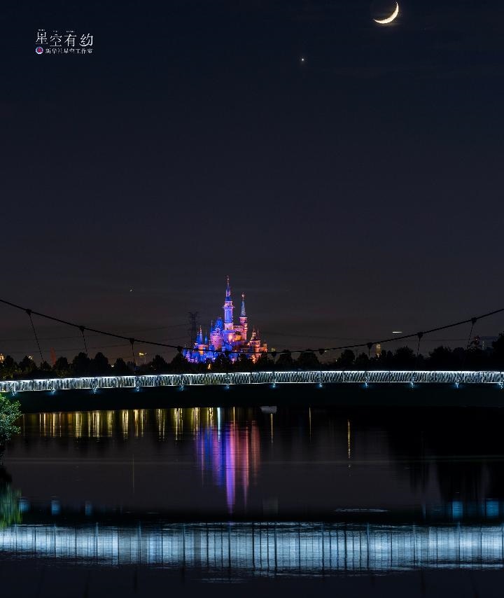 上海星空攝影愛好者陳悅華2023年5月23日在上海浦東拍攝的金星伴月。（本人供圖）