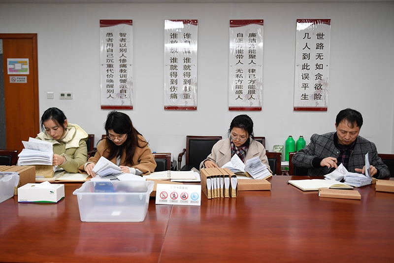 2020年1月8日，浙江寧波市北侖區(qū)紀委工作人員在檢查北侖區(qū)大數(shù)據(jù)發(fā)展管理中心2019年的公款消費票據(jù)，查找是否存在違規(guī)問題。